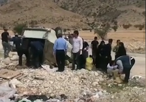 یاری‌رسانی مردم به پیکان‌وانت چپ شده حامل گردو + فیلم