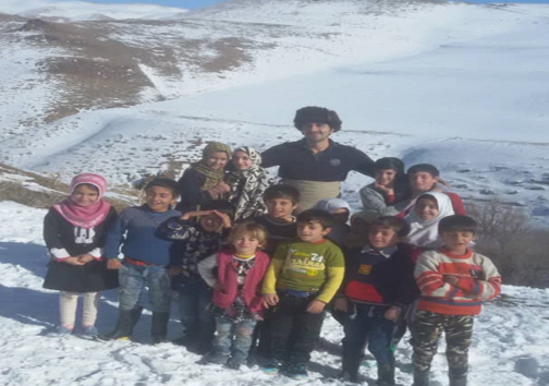 فریاد انسانیت در دل کوه/ تدریس عشق برای مبارزه با جهل در دل کوهستان