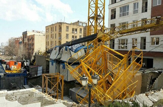 واژگونی جرثقیل در برزگراه اشرفی اصفهانی یک مصدوم بر جای گذاشت