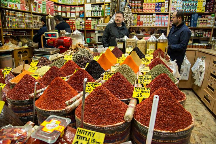 ۱۶ هزار هنرمند در زمینه سنگ&zwnj;های قیمتی و زینتی فعالیت می&zwnj;کنند / ارزش بازار سوغات مشهد ۳۶۰۰ میلیارد تومان در سال است