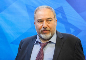 نمایان شدن کلمه «جاسوس» هنگام جستجوی نام «آویگدور لیبرمن» در گوگل