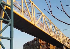 پل نیمه‌کاره و مشکلات عابران برای عبور از خیابان + فیلم