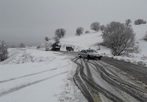 انجام ٨ مرحله برف روبی در راه‌های شهرستان بوکان