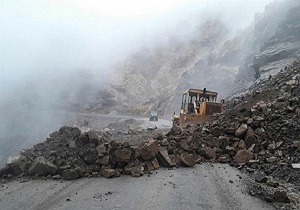 ریزش کوه در روستای بیاتلو شهرستان‌خوی/ اعزام تیم ارزیاب هلال احمر به محل حادثه