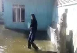 اوضاع عجیب دانش‌آموزان یک مدرسه پس از بارندگی! + فیلم