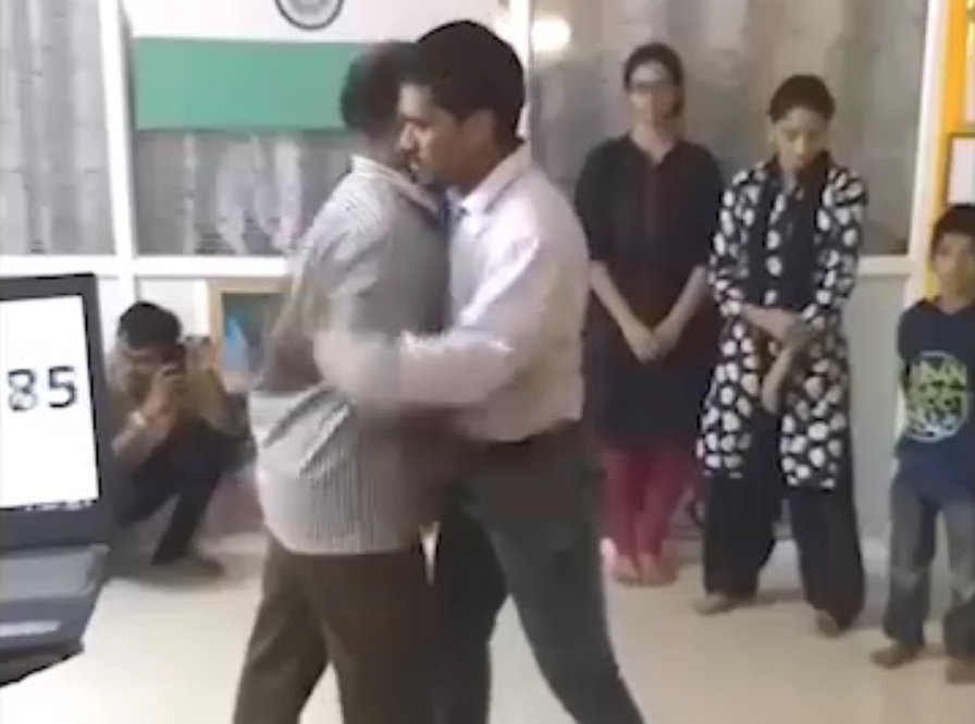 به آغوش کشیدنی که در گینس ثبت شد+فیلم