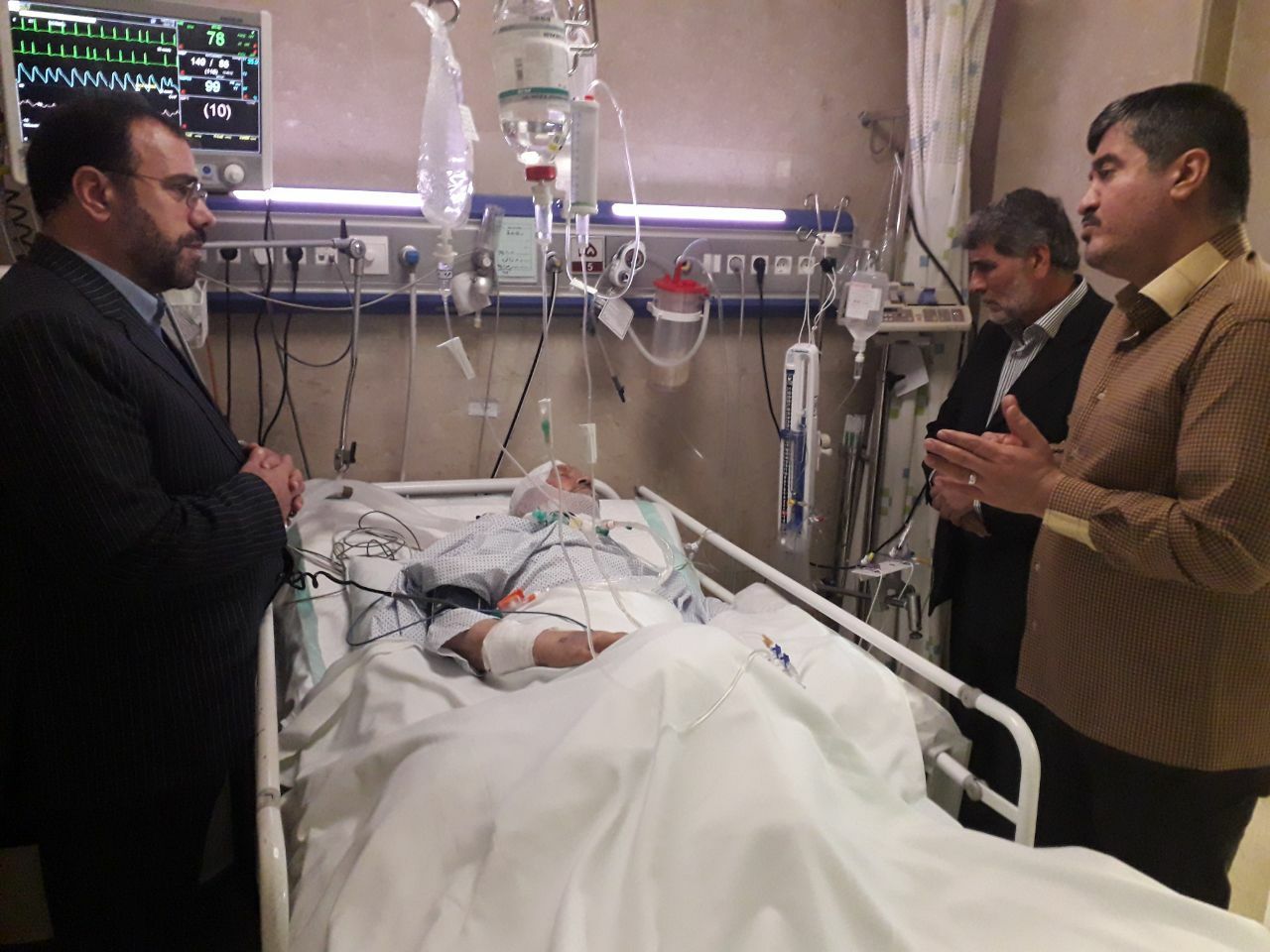 معاون امور مجلس رئیس جمهور از آیت الله مومن عیادت کرد