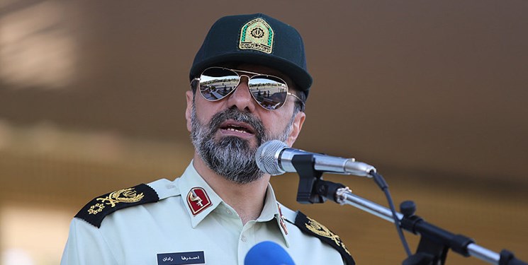مسئولان دنیاطلبی را کنار بگذارند