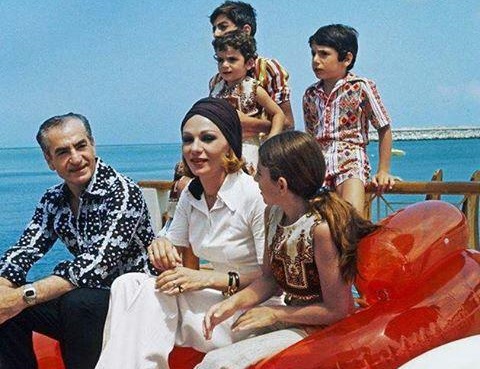 دین ستیزی و بریز و بپاش پهلوی&zwnj;ها، عامل سقوط طاغوتیان!