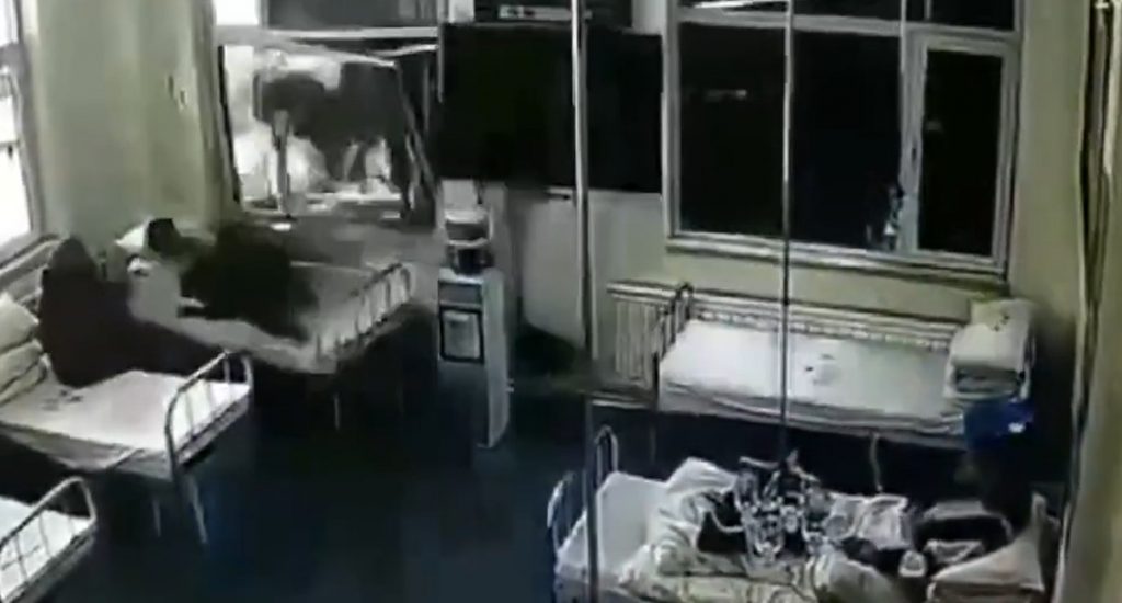 لحظه وحشتناک ورود کامیون به داخل بیمارستان! + فیلم