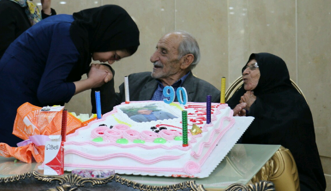 ماجرای جشن تولد پدربزرگ ۹۰ ساله زرندی با ۴۸ فرزند، نوه و نتیجه+تصاویر