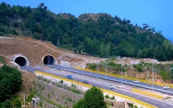 هیچ خروجی برای دسترسی به اراضی در آزاد راه تهران شمال نداده ایم/ اتمام عملیات فنی واجرایی آزاد راه تا ۴ ماه دیگر