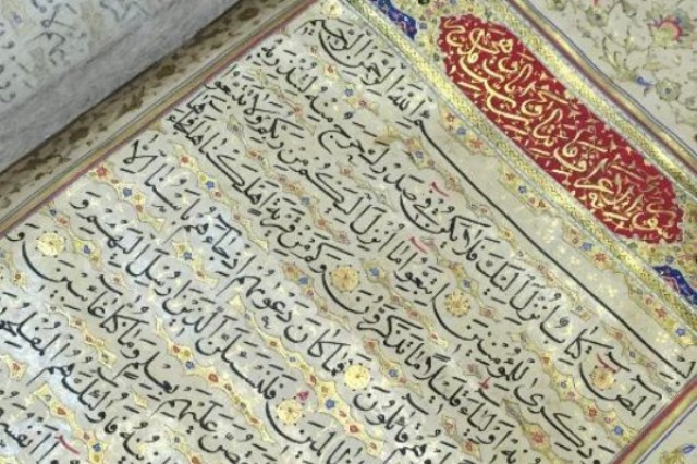 اهدای قرآن خطی ارزشمندی از دوره قاجار به آستان قدس رضوی