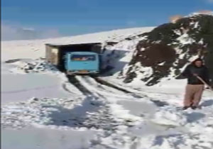 فیلمی از بارش برف و مسدود شدن جاده در روستای جوزار