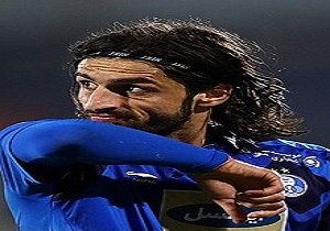 عراقی‌ها بازیکن استقلال را مداوا می‌کنند