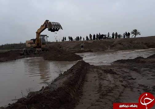 اهالی دشت آزادگان با سیلاب دست و پنجه نرم می کنند/چرا قبل از این اتفاق مسئولان به فکر نبودند؟