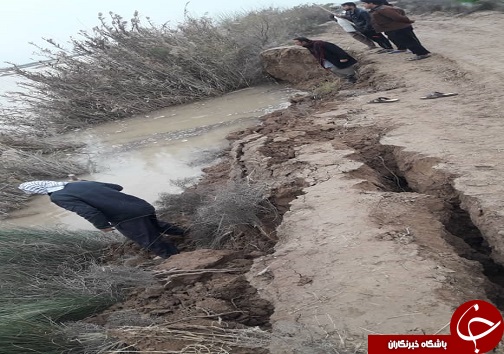 اهالی دشت آزادگان با سیلاب دست و پنجه نرم می کنند/چرا قبل از این اتفاق مسئولان به فکر نبودند؟