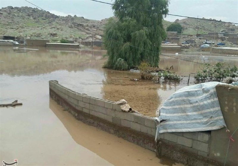 روستای ناصروند از توابع بخش مرکزی خرم آباد در محاصره کامل آب