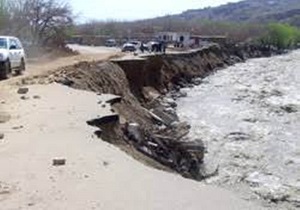 جاده ترانزیتی پلدختر - خرم آباد به علت طغیان رودخانه مسدود شد/ تخلیه ۳ روستای بخش مرکزی پلدختر