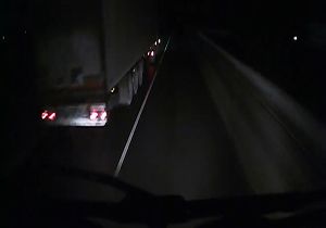 تصادف وحشتناک یک خودرو با دو تریلی در شب + فیلم