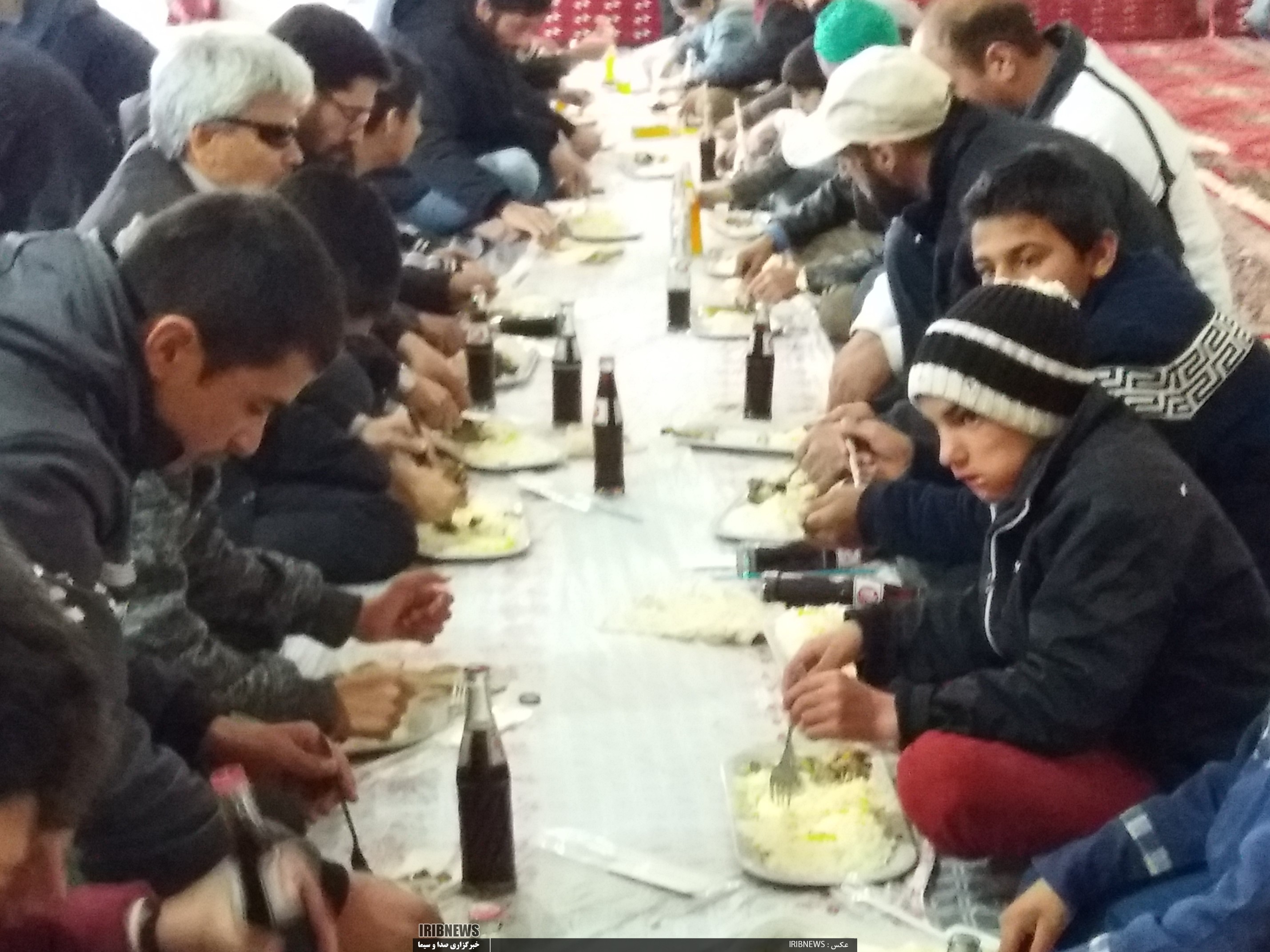 توزیع غذای گرم بین دانش آموزان روستای رخ