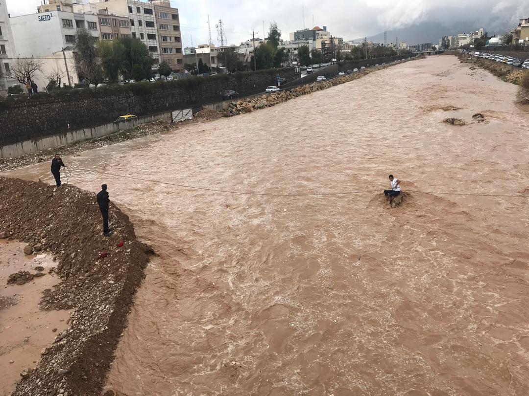 سقوط فرد درون رودخانه خشک ساحلی