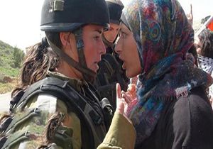 کتک زدن نظامی صهیونیست توسط زن فلسطینی + فیلمگلاویز شدن مادر شجاع فلسطینی با یک نظامی صهیونیست + فیلم