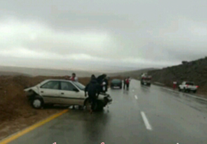 خدمات رسانی امدادگران جهرمی به مصدومان تصادف محور شیراز-اصفهان