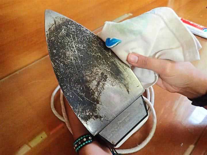 ٦ راه حل ساده برای تمیز کردن اتو