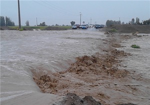تلاش مردم در کنار سپاه و ارتش برای کاهش عوارض سیل استان خوزستان +فیلم