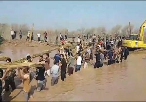 تلاش مردم "رُفَیع" برای جلوگیری از ورود سیل به شهر + فیلم