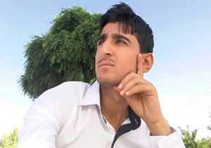 معلمی فداکار که برای عبور دانش‌آموزانش از رودخانه‌، آنها را به دوش می‌کشد + فیلم