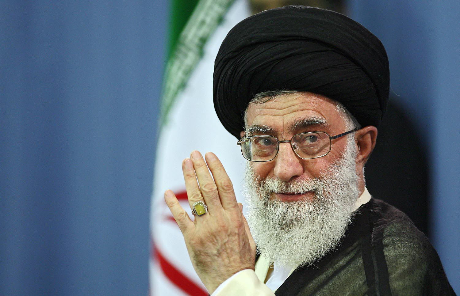 #لبیک_یا_خامنه_ای | خروش انقلابی کاربران پس از اقدام توییتر در محدودسازی حساب رهبر انقلاب