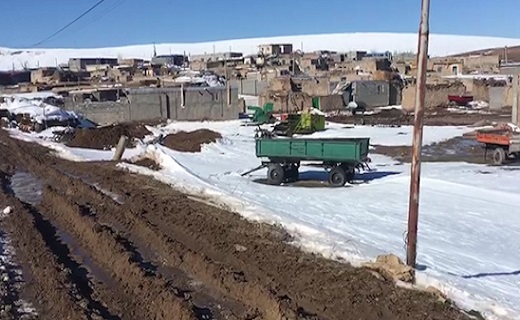 مشکلات قطع راه ارتباطی در روستای "خلیفه کندی" + فیلم