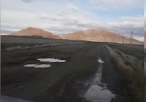وضعیت نامناسب جاده روستای "چقلوی سفلی" + فیلم