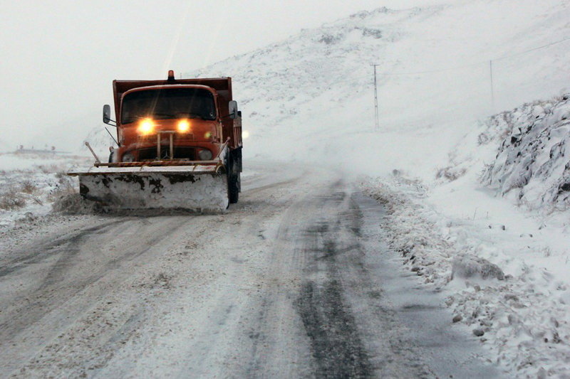 دسترسی به ۲۴۹ روستای استان کرمانشاه تقریبا ممکن نیست/تلاش نیروهای راهداری برای پاکسازی