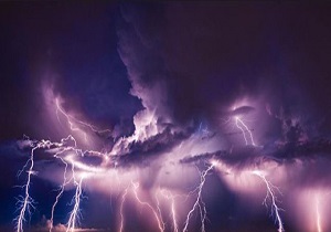 تصاویری زیبا از رعد و برق در آسمان اهواز + فیلم