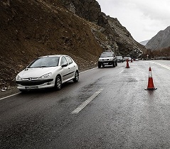 تردد در محور‌های یخ زده روستایی غرب اصفهان با زنجیر چرخ