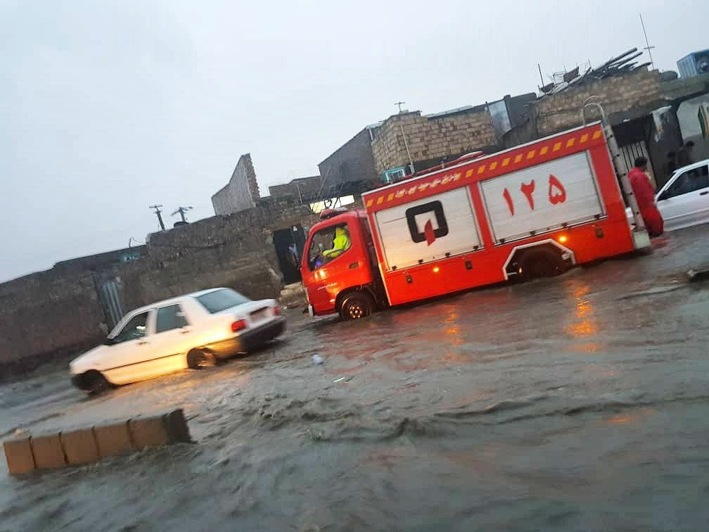 آتش نشانان همچنان در حالت آماده باش و مشغول عملیات هستند