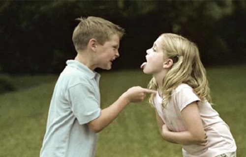 آنچه پدر و مادر&zwnj;ها در دعوای خواهر و برادری باید بدانند/ هرگز قضاوت نکنید