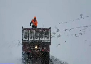 شن‌پاشی در جاده برفی روستای "ساطح" + فیلم
