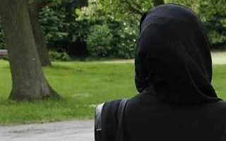 بازیگر زن ایرانی که به خاطر آویزان&zwnj;شدن از درخت خانه نشین شد! + عکس