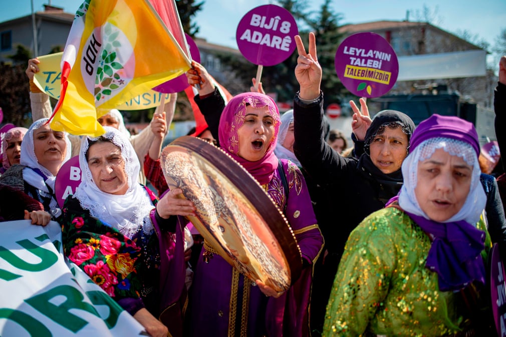 تصاویر روز: از برگزاری مراسم جنگ با پرتقال در ایتالیا تا سخنرانی برنی سندرز در آمریکا