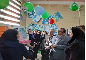 برپایی نمایشگاه دانش آموزی جدول تناوبی در دبیرستان شاهد هوشمند سنندج