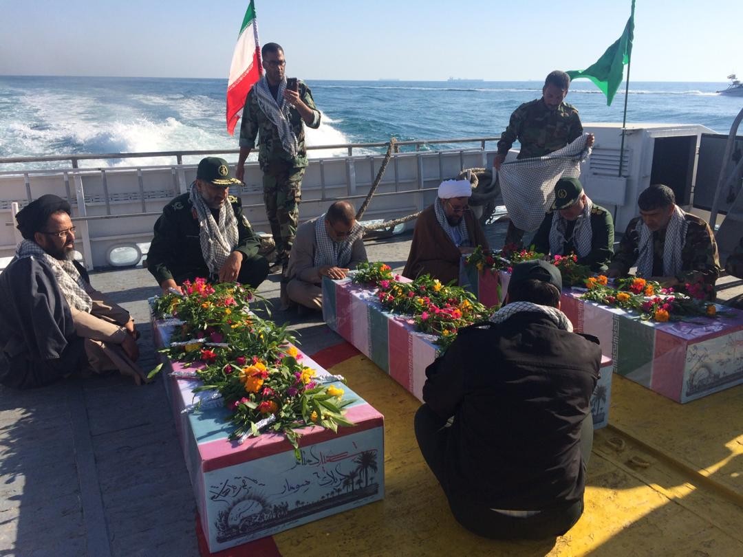 پیکر مطهر سه شهید گمنام دفاع مقدس وارد جزیره خارگ شد