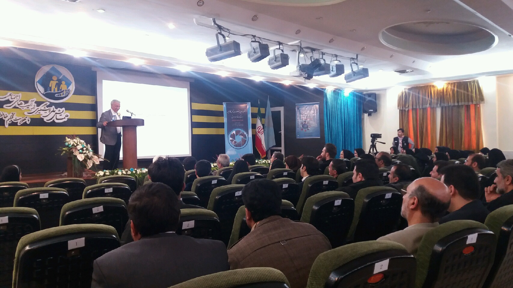 اغاز همایش ملی پیشگیری از آسیب&zwnj;های اجتماعی در اراک / تجلیل از برگزیدگان اولین جشنواره ملی عکس نگاه عمیق