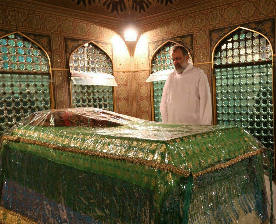 تربت ضریح امام رضا (ع)، سرمه‌ی چشم عاشقان شد/ مضجع شریف حضرت علی بن موسی الرضا (ع) غبارروبی شد+ تصاویر