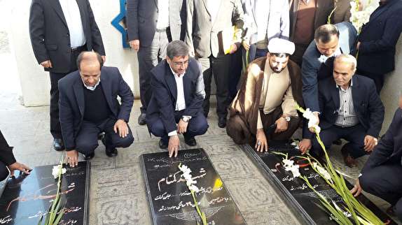 استاندار همدان در بام ملایر به شهدا ادای احترام کرد