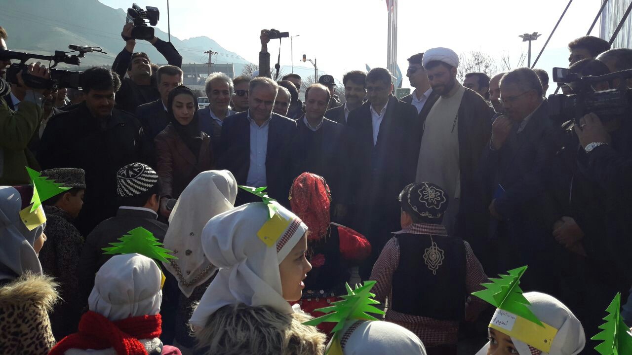 استاندار همدان در بام ملایر به شهدا ادای احترام کرد