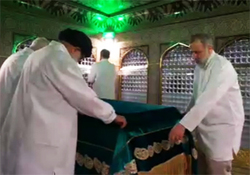 غبارروبی مضجع مطهر حضرت امام رضا(ع) با حضور مراجع عظام تقلید + فیلم